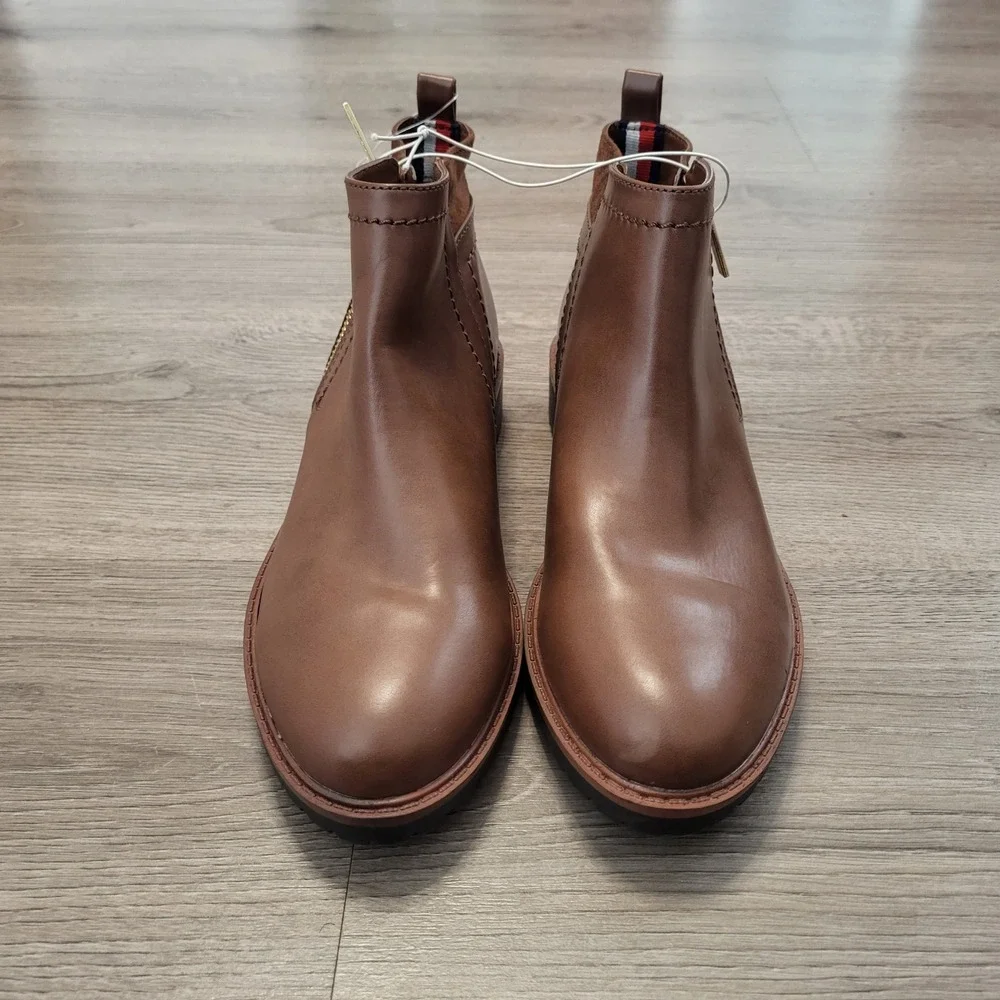 Tommy Hilfiger FAWN Brown Ankle Boots Gold Zip Women 6.5M Preppy Lug Sole Luxury